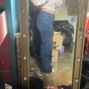 Customer in Sculpt Jeans, full-length mirror photo